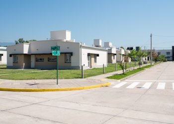 Firmaron convenios para comenzar la construcción de 698 viviendas en Tucumán