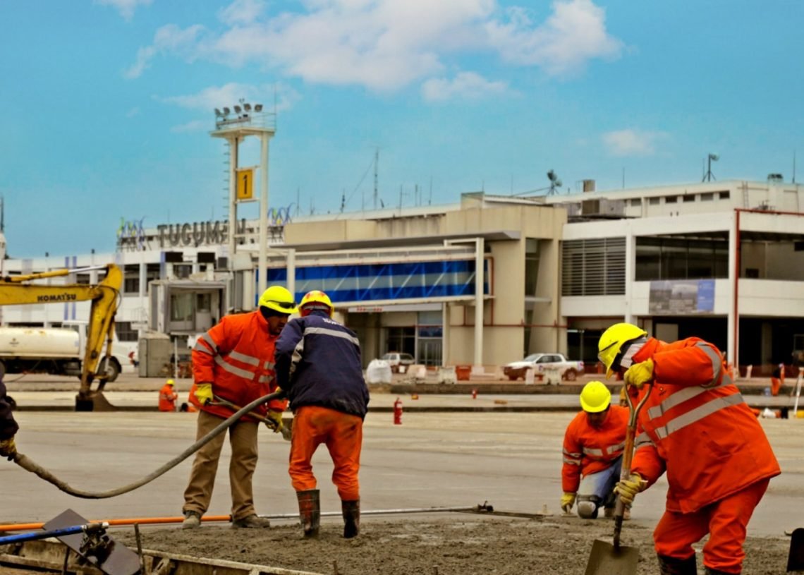 Tucumán: firmaron convenios para las nuevas terminales y obras en el aeropuerto