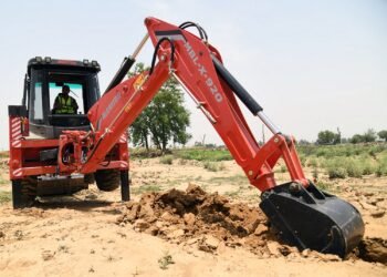 Movimiento de suelos y la máxima versatilidad con implementos hidráulicos