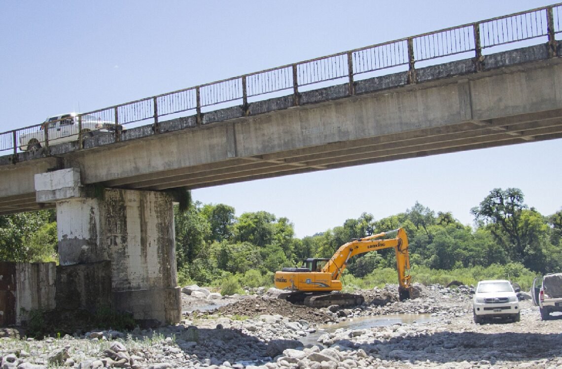 Tucumán: trabajos en el puente sobre el río Cochuna