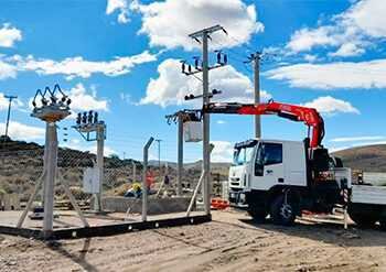 Avanzan las obras de electrificación para conectar familias en el sur neuquino