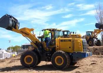 La nueva cargadora sobre neumáticos viene con un balde de 3 metros