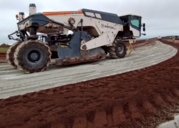 Estabilización de suelos con esparcidor de agentes aglutinantes