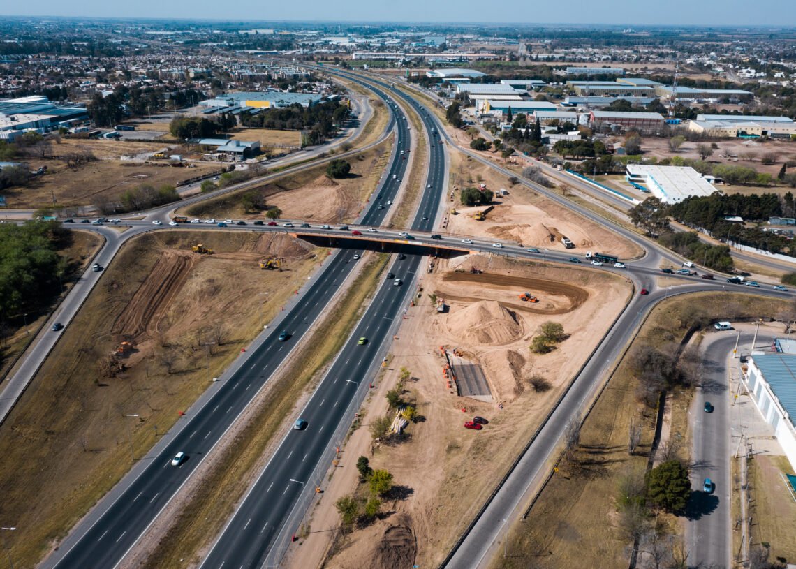 Continúa la obra de readecuación del distribuidor de tránsito en el sur de Córdoba