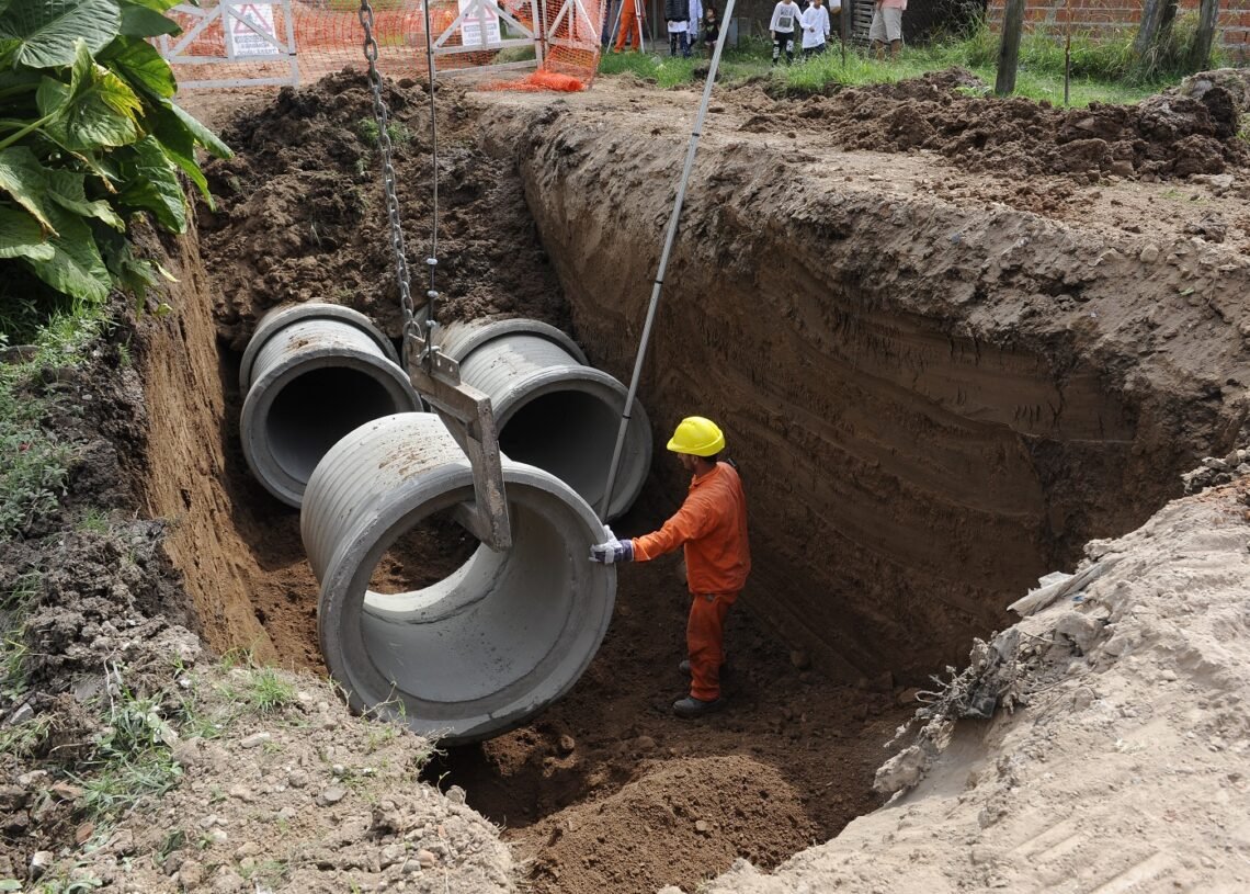 Santa Cruz: firman importantes convenios para obras de agua y el saneamiento