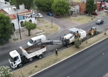 Avanzan las obras de repavimentación en Camino Centenario
