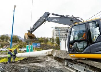 Ushuaia: comenzó la obra para reforzar el colector cloacal de la avenida Maipú