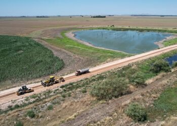Caminos Rurales: Etapa final de una obra de estabilizado en el Partido de Puan
