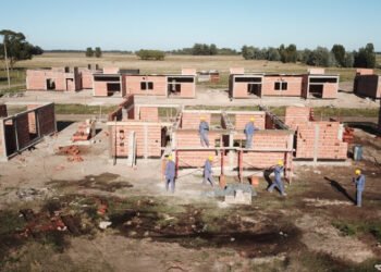 Construyen más de 100 viviendas en General Alvarado
