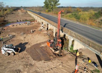 Brandsen: Continúa la reconstrucción de un puente sobre el Río Samborombón