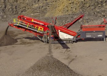 Dos procesos en una planta de tres pisos con orugas