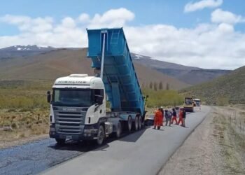 Realizan obra de bacheo y repavimentación en la ruta provincial 46 en Neuquén