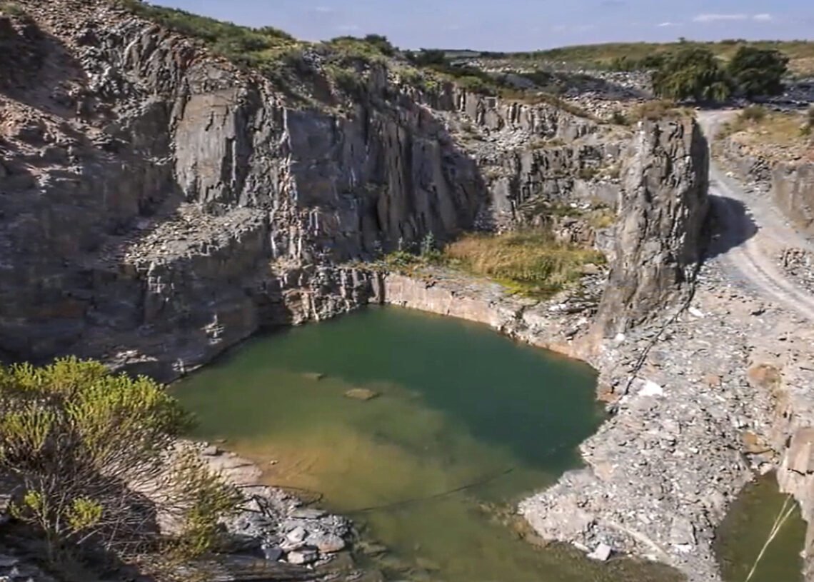 Extracción primaria y procesamiento de rocas ornamentales