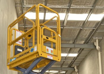 Elevador de tijera de baja altura y accionamiento eléctrico 