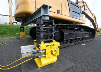 Mantenimiento de excavadoras más seguro con el elevador Cube Jack de Enerpac