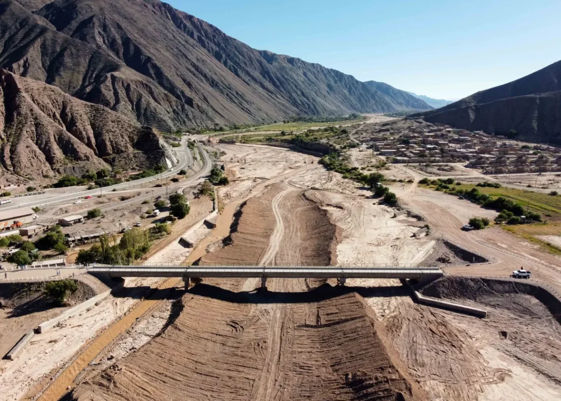 Jujuy inauguró un puente sobre el Río Grande en Purmamarca
