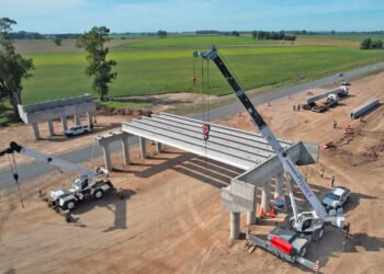 Soluciones para la construcción con premoldeados de hormigón y grúas todoterreno