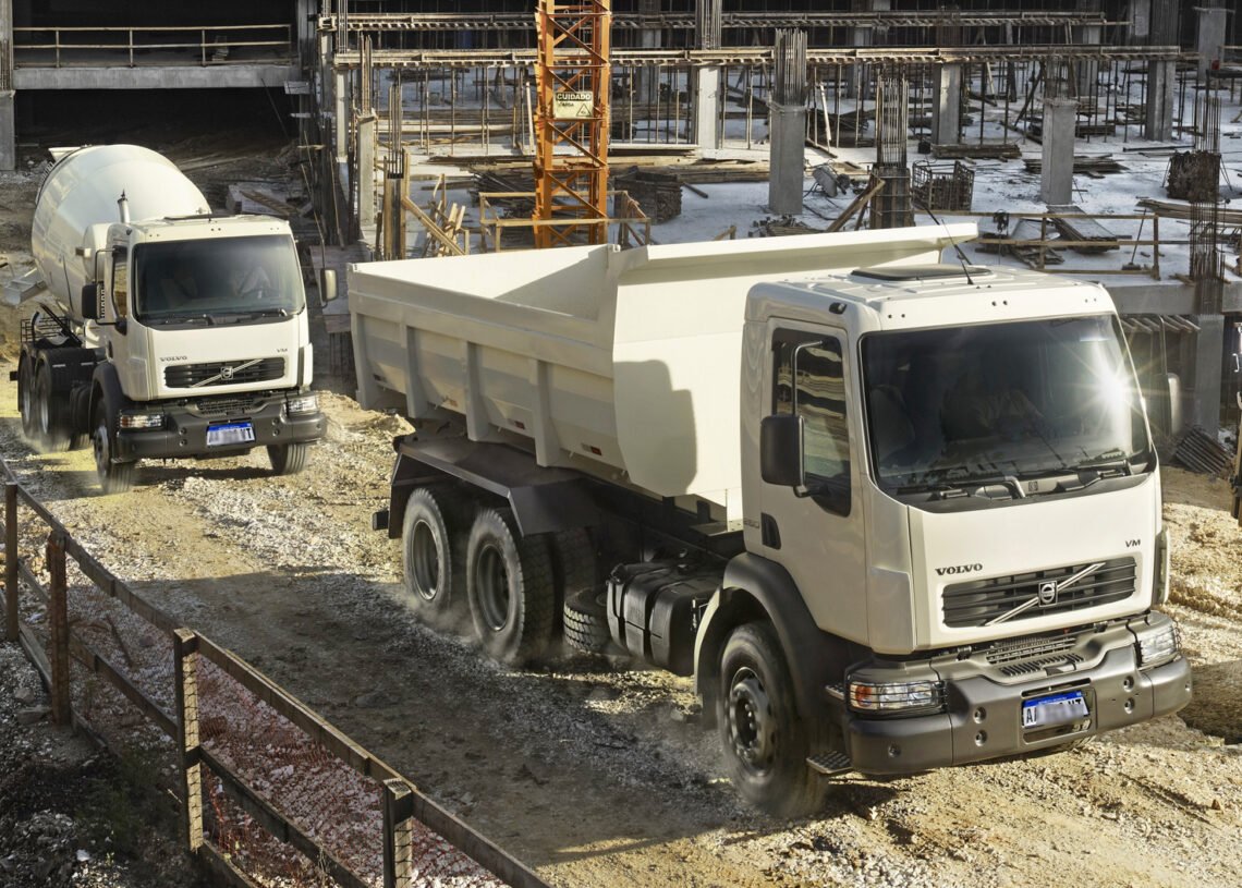 Dos camiones semipesados con múltiples opciones de configuración