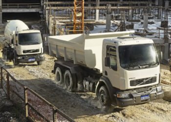 Dos camiones semipesados con múltiples opciones de configuración