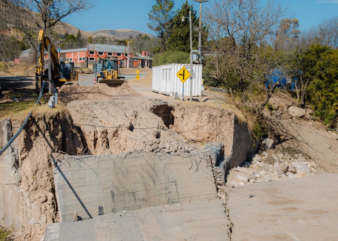 Catamarca: iniciaron la reconstrucción del puente sobre Río Las Juntas