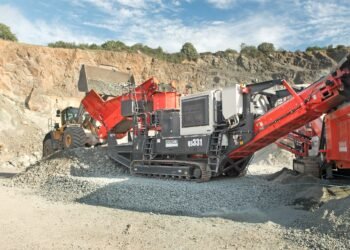 Trituradoras y zarandas potentes, ágiles y totalmente móviles