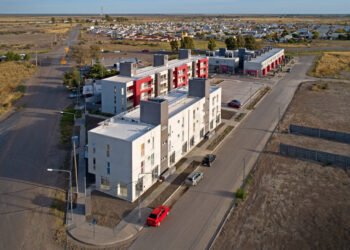 Río Negro licitó importante obra de agua y construcción de casas en Viedma