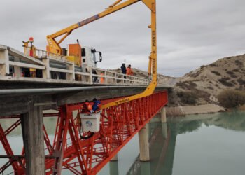 Continúan los trabajos en los puentes del río Santa Cruz