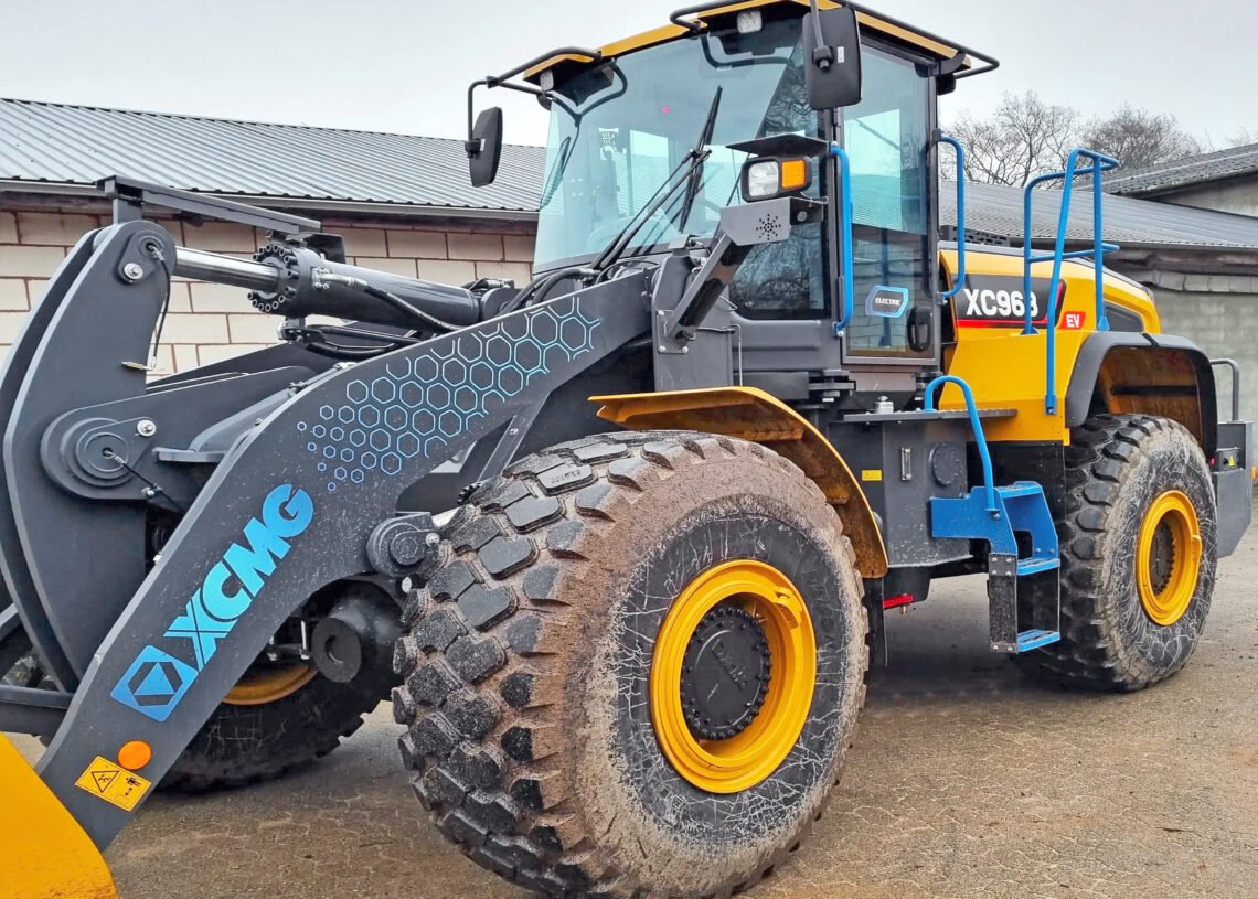 La cargadora frontal XC968-EV cuenta con tres motores eléctricos