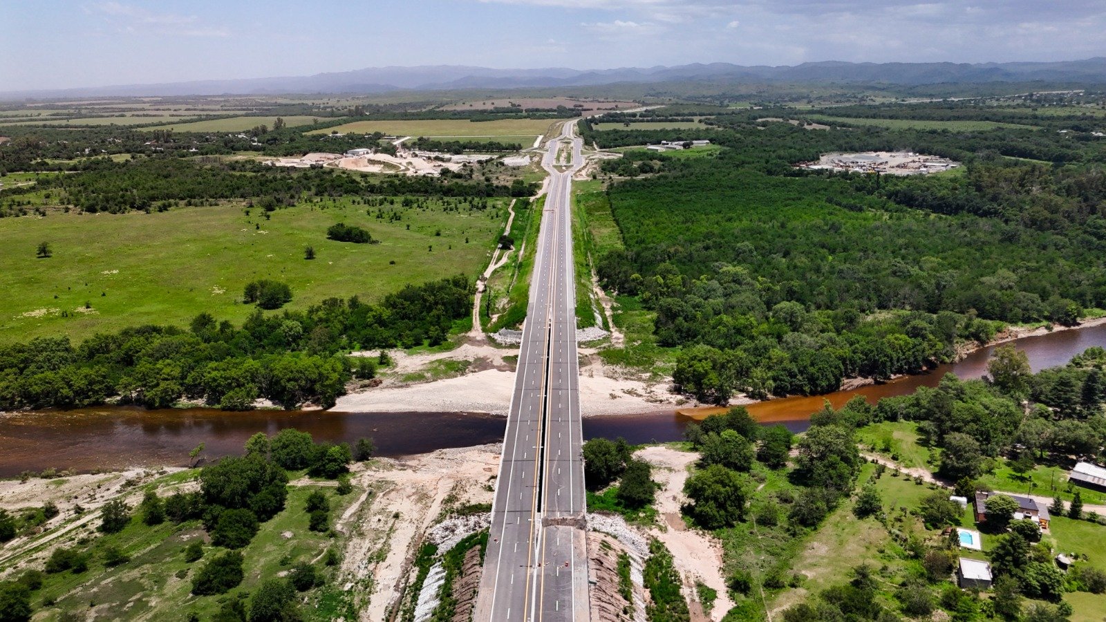 noticiaspuertosantacruz.com.ar - Imagen extraida de: https://elconstructor.com/cordoba-inauguro-las-autovias-calamuchita-y-punilla/