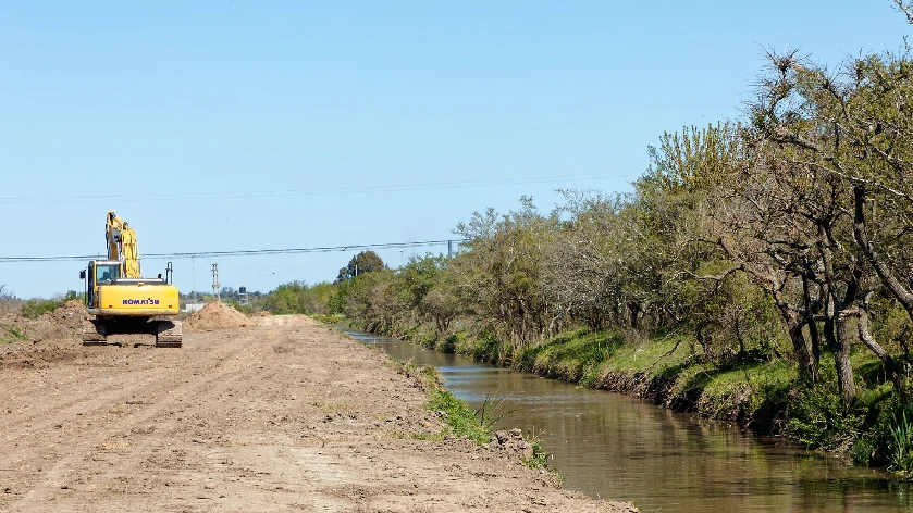 noticiaspuertosantacruz.com.ar - Imagen extraida de: https://elconstructor.com/berazategui-finalizaron-los-trabajos-de-saneamiento-del-canal-pluvial-padre-mugica/