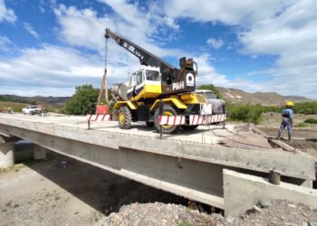 Neuquén: avanza la construcción del puente La Rinconada sobre el río Collón Curá