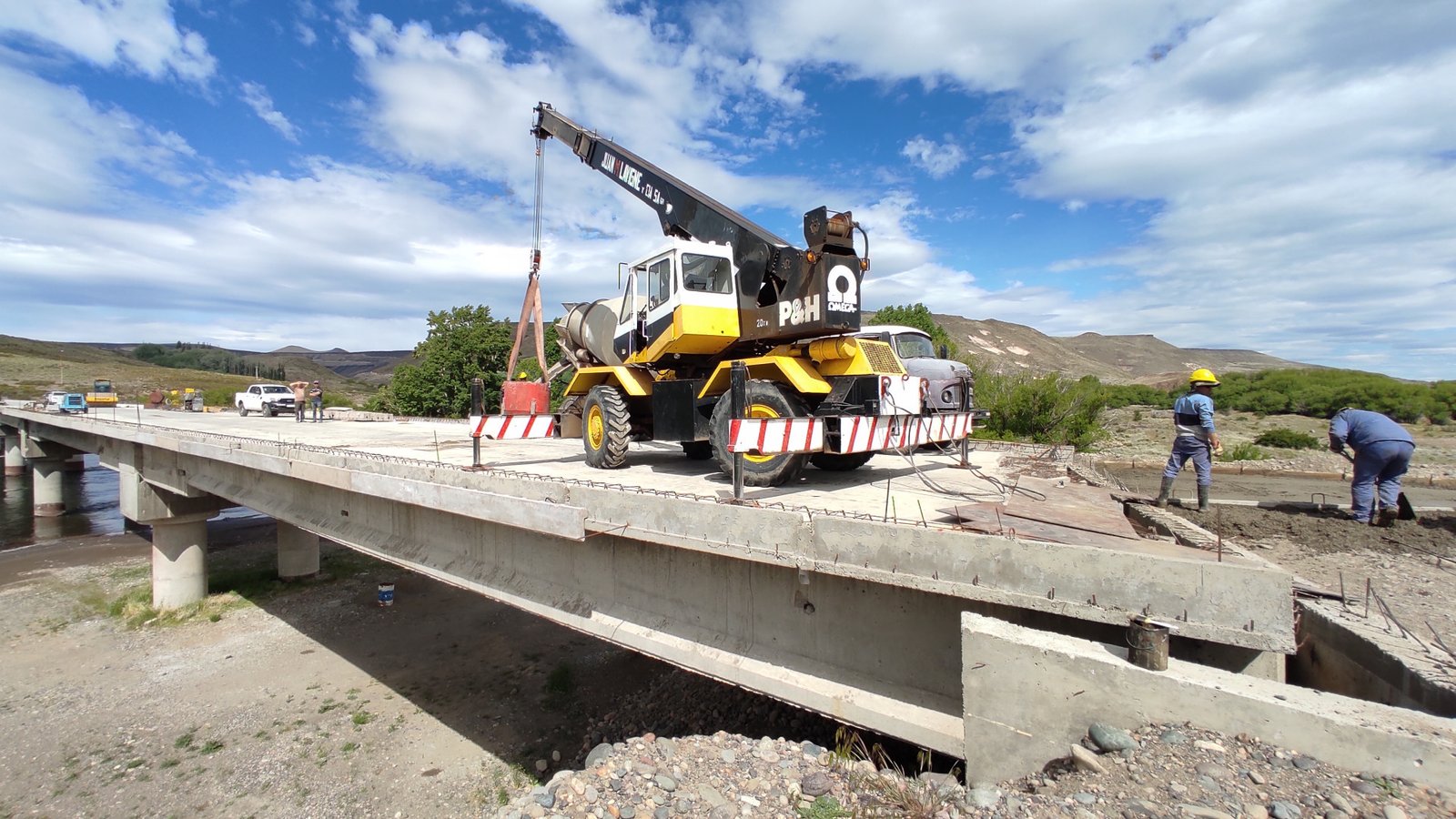 noticiaspuertosantacruz.com.ar - Imagen extraida de: https://elconstructor.com/neuquen-avanza-la-construccion-del-puente-la-rinconada-sobre-el-rio-collon-cura/