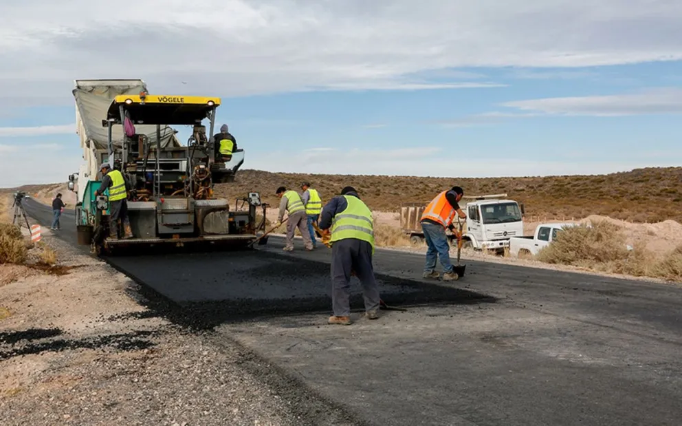 noticiaspuertosantacruz.com.ar - Imagen extraida de: https://elconstructor.com/continua-la-pavimentacion-de-una-ruta-clave-para-vaca-muerta/