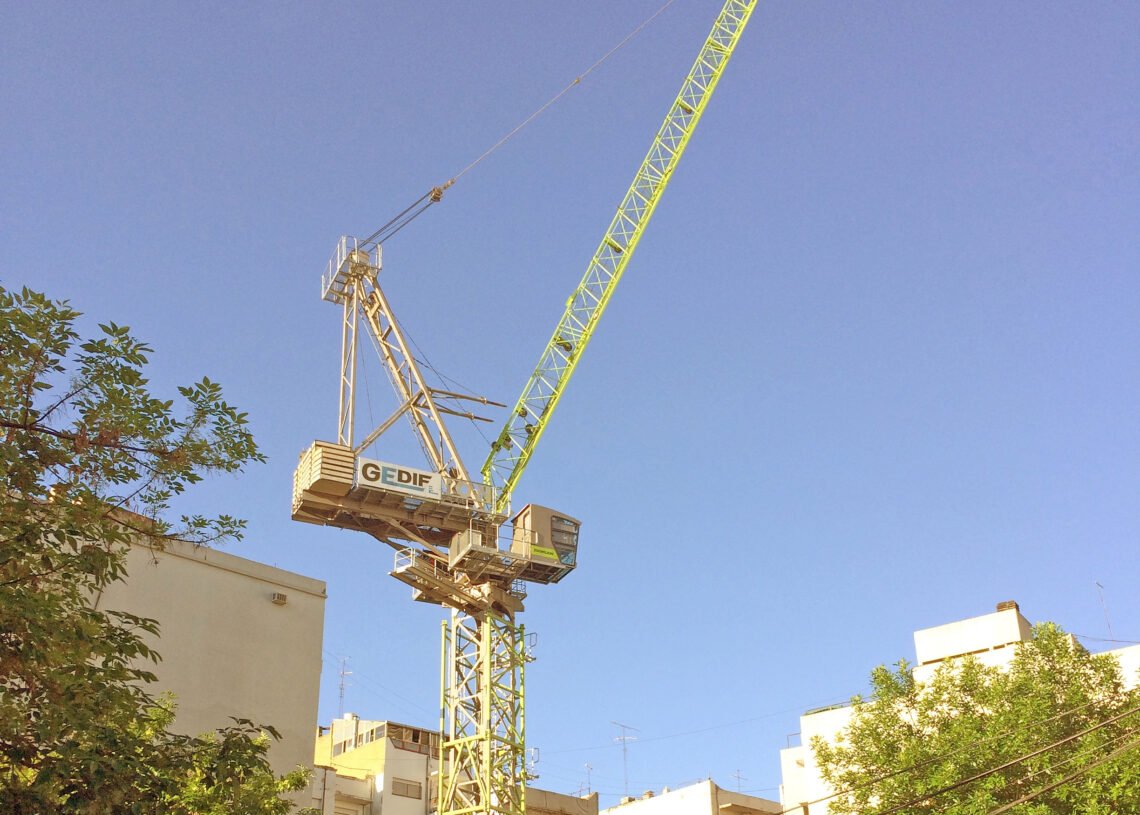 Con pluma abatible: versatilidad y productividad