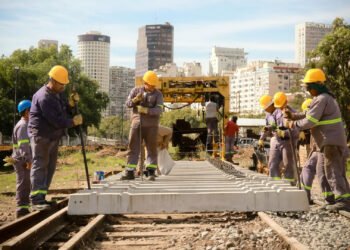 Tren Mitre: iniciaron los trabajos de renovación de 40 kilómetros de vías
