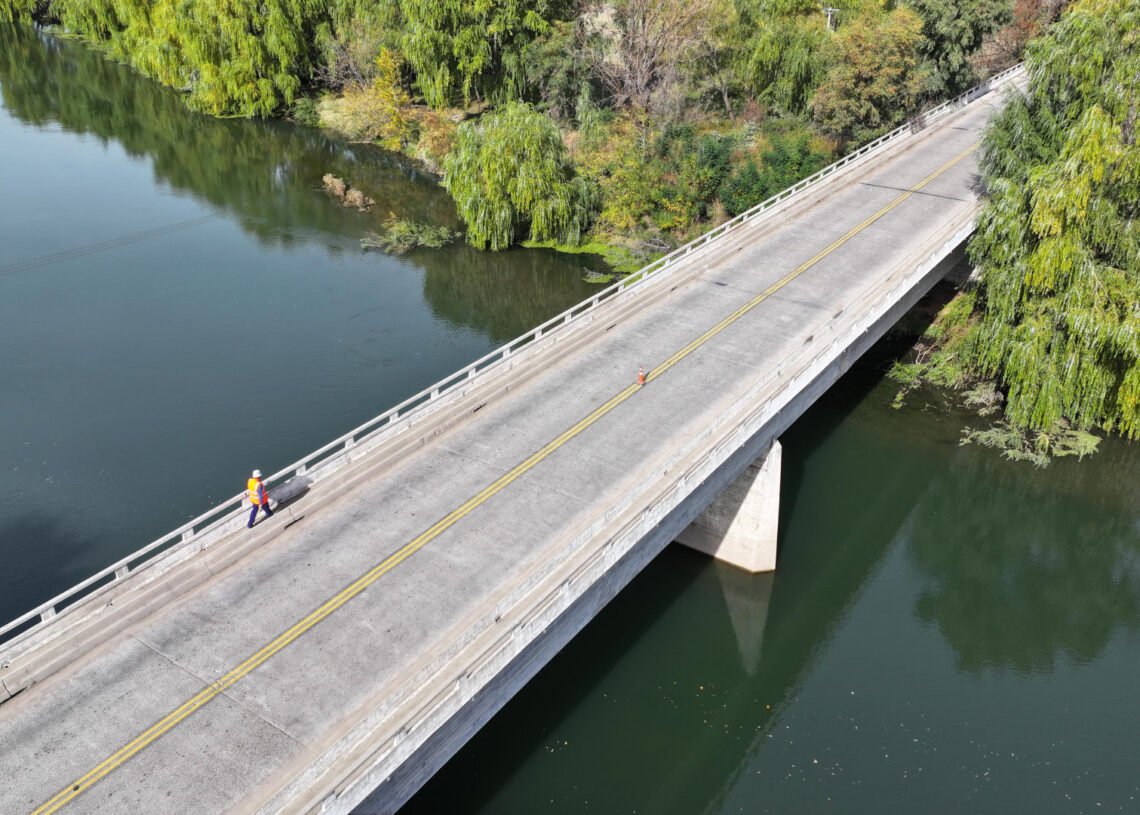Río Negro: siguen los trabajos en el puente Pomona de la Ruta Nacional 250