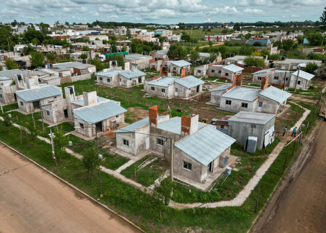 “El estado por sí solo no alcanza para cubrir un déficit de viviendas”