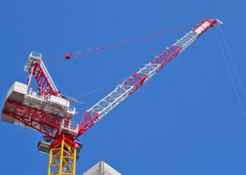 Grúas con plumín abatible a la altura del desafío urbano