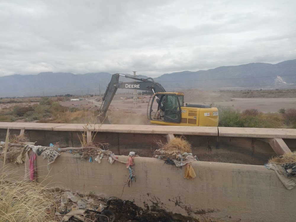 San Juan sanea puntos críticos de los canales matrices