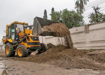Obras viales y urbanas con la misma minicargadora