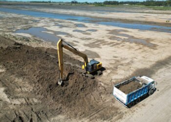 Siguen los trabajos de limpieza en la laguna La Rosita en Castelli