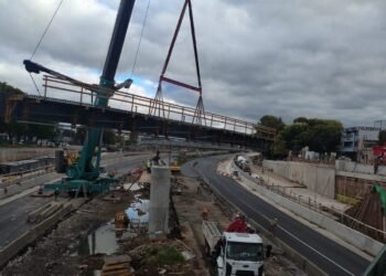 Reabrió la Autopista Dellepiane en ambos sentidos tras montar dos nuevos puentes