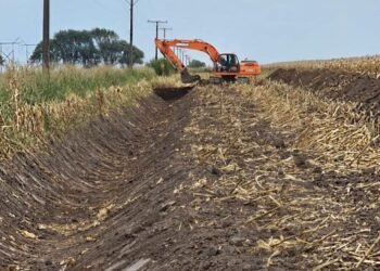 Sudeste cordobés: avanza la obra hídrica que protegerá la infraestructura vial rural de la zona