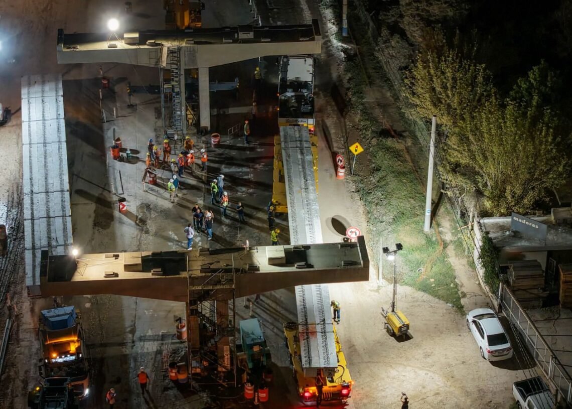 Córdoba: colocaron la primera viga del viaducto central del altonivel sobre la avenida Vélez Sarsfield