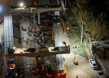 Córdoba: colocaron la primera viga del viaducto central del altonivel sobre la avenida Vélez Sarsfield
