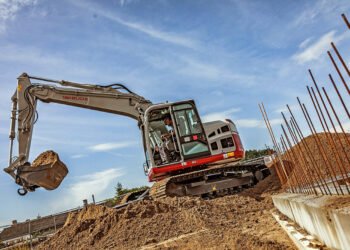 Presentación  de una nueva excavadora y equipos eléctricos