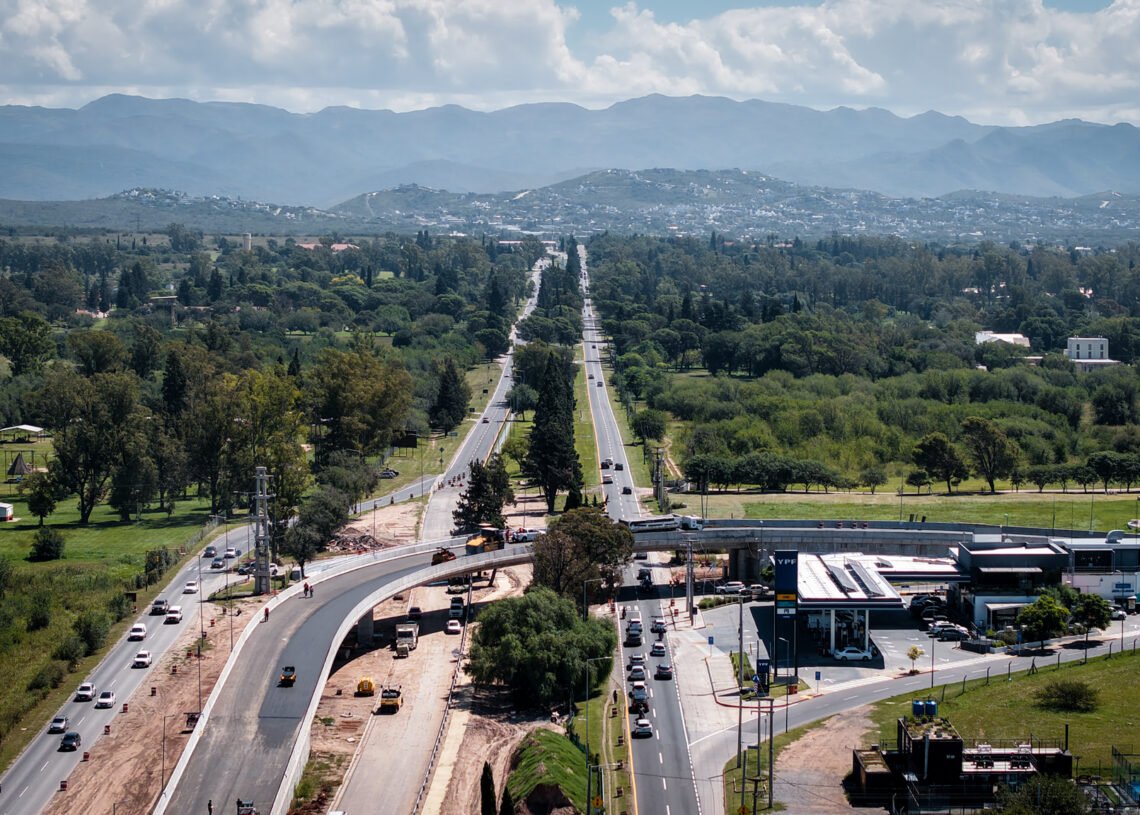 Córdoba Capital: comenzó el asfaltado del puente del altonivel de Valle Escondido