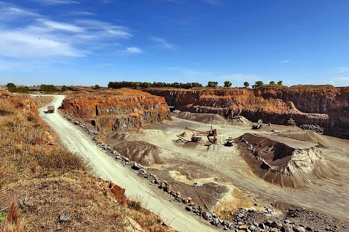 La cantera Cerro Azul se desarrolla por el método clásico de explotación de superficie