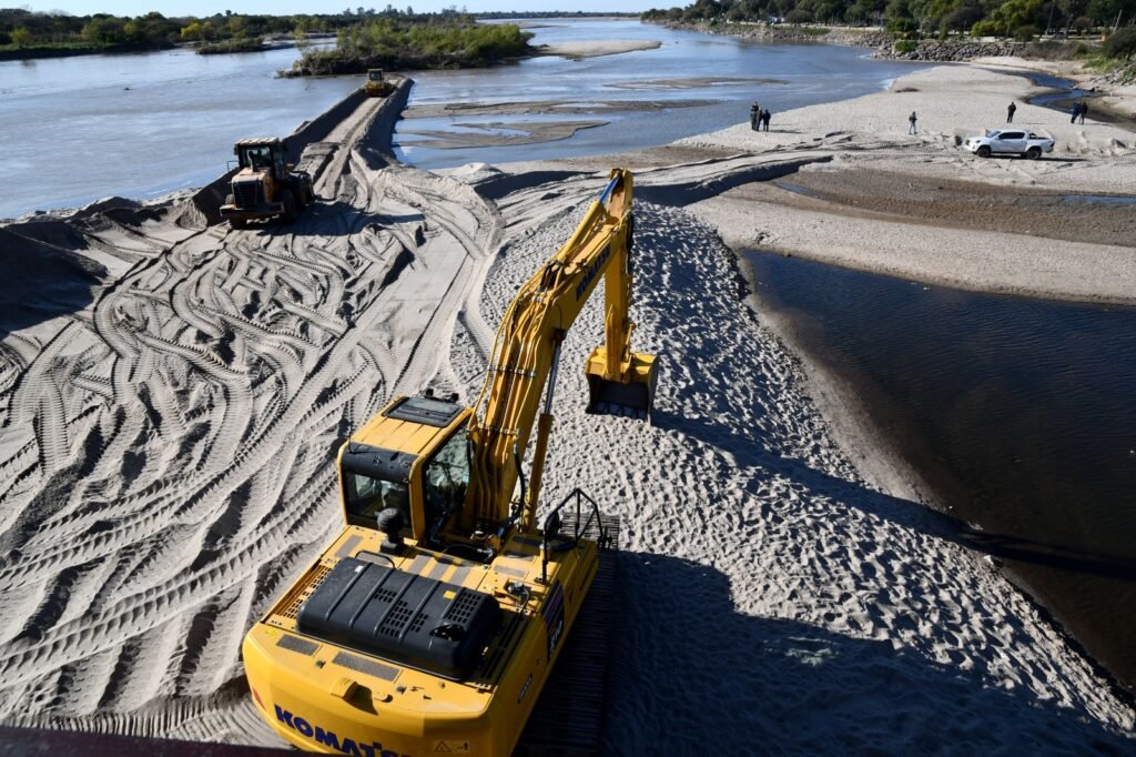 Avanza el plan de reparación y construcción de defensas hídricas en todo el territorio santiagueño