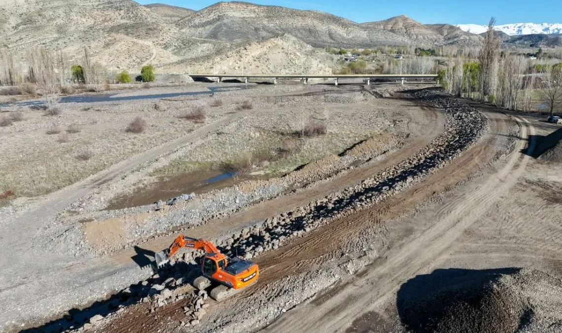 Neuquén amplía las obras de defensa sobre el río Curí Leuvú en Chos Malal